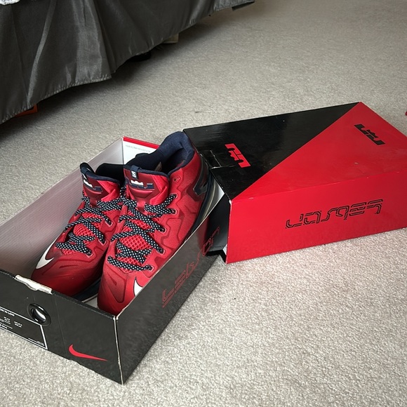 Nike Max Lebron 11 Low Top Independence Day 2014 Univers Red Men’s Size 9.5 EUC - Picture 3 of 11